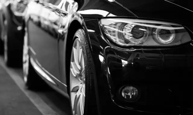 Błyszczące, czarne auto w rzędzie. Czy można sprzedać auto bez przeglądu? To pytanie nurtuje wielu kierowców.