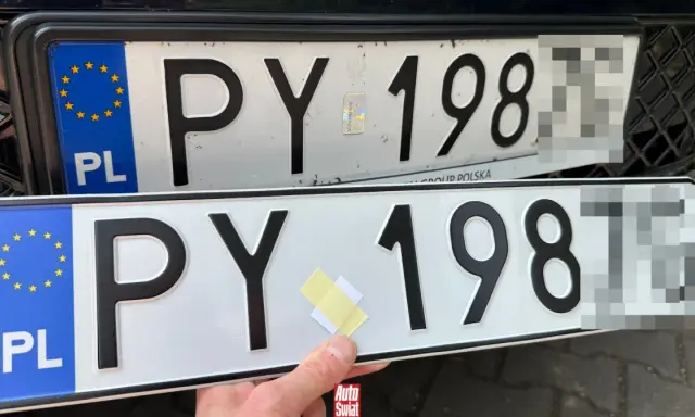Dwie polskie tablice rejestracyjne, jedna nad drugą. Na górnej widać nalepkę z hologramem. Dolna jest nowa, z taśmą klejącą.