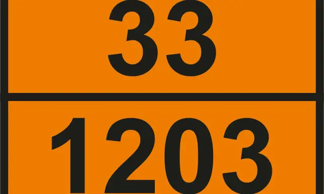 Pomarańczowa tablica z czarnymi numerami: 33 na górze i 1203 na dole. Te numery UN wskazują na niebezpieczny ładunek.