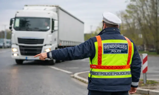 Policjant kieruje ruchem, wskazując drogę białej ciężarówce. Przewoźnik jest obowiązany przestrzegać jego poleceń.