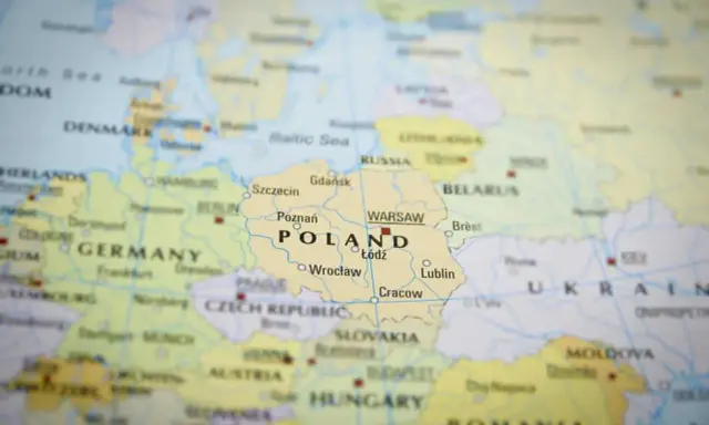 Mapa Europy z zaznaczoną Polską. Zastanawiasz się, gdzie najłatwiej zdać prawo jazdy w Europie? Polska może być dobrym wyborem.