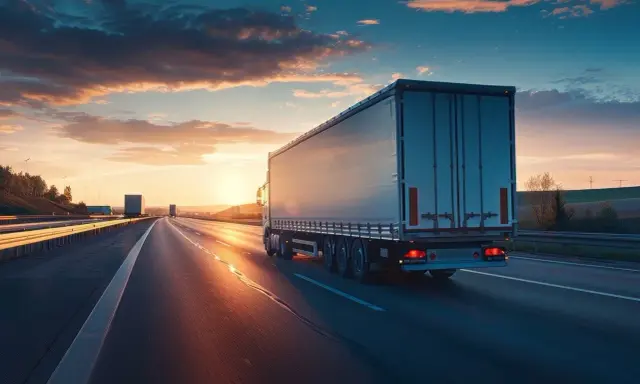 Ciężarówka na autostradzie o zachodzie słońca. System track&trace śledzenie zapewnia bezpieczeństwo każdej przesyłki.