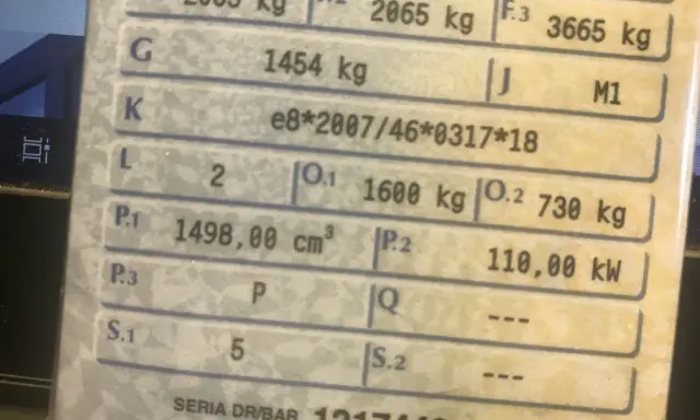 Dane techniczne pojazdu: masa własna 1454 kg, dopuszczalna masa całkowita 3665 kg. Jak obliczyć ładowność pojazdu? Odejmiesz masę własną od dopuszczalnej masy całkowitej.