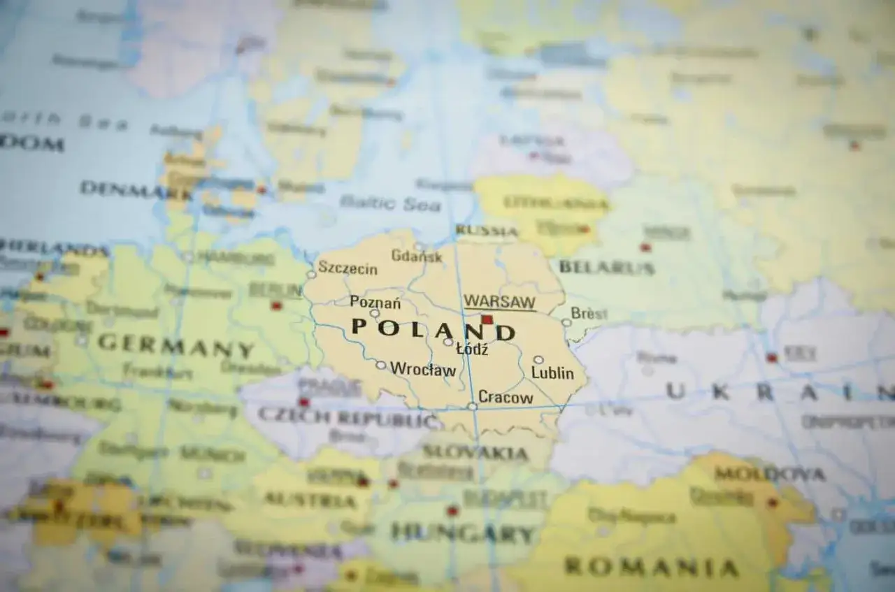 Mapa Europy z zaznaczoną Polską. Zastanawiasz się, gdzie najłatwiej zdać prawo jazdy w Europie? Polska może być odpowiedzią.