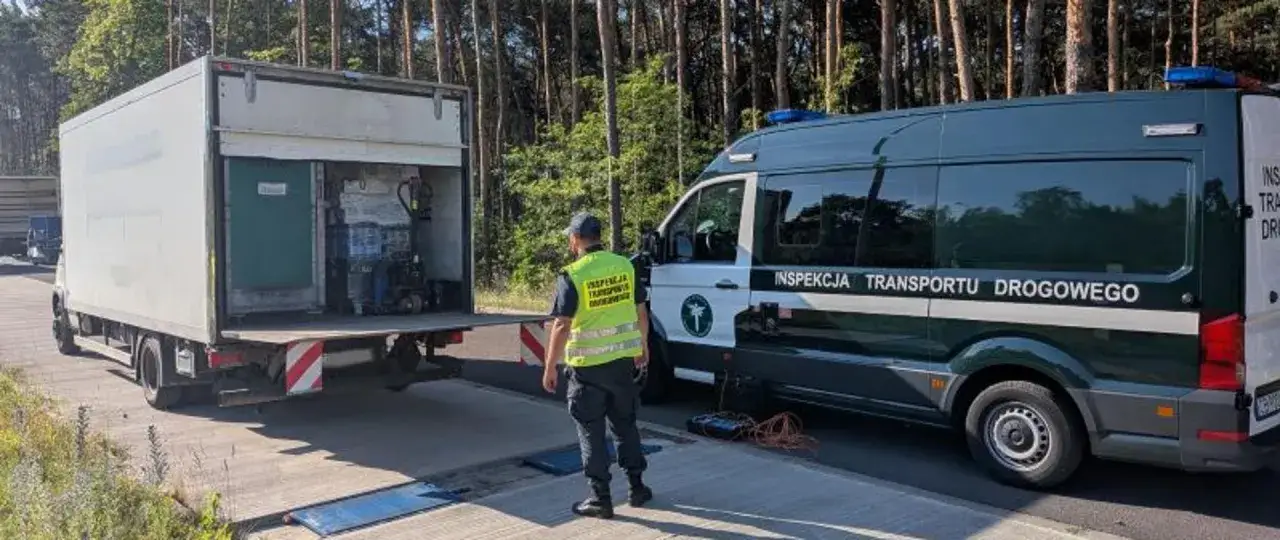 Inspektor ITD kontroluje ładunek w ciężarówce, która może otrzymać mandat za przeładowanie samochodu do 3,5t.