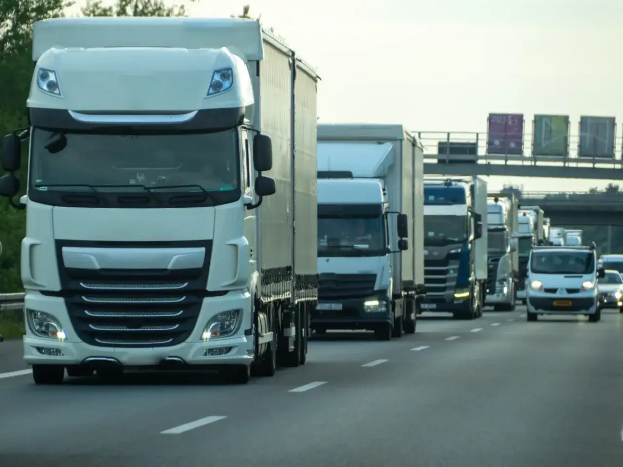 Kierowcy ciężarówek na autostradzie, każdy z nich ma obowiązkowe wyposażenie samochodu ciężarowego.