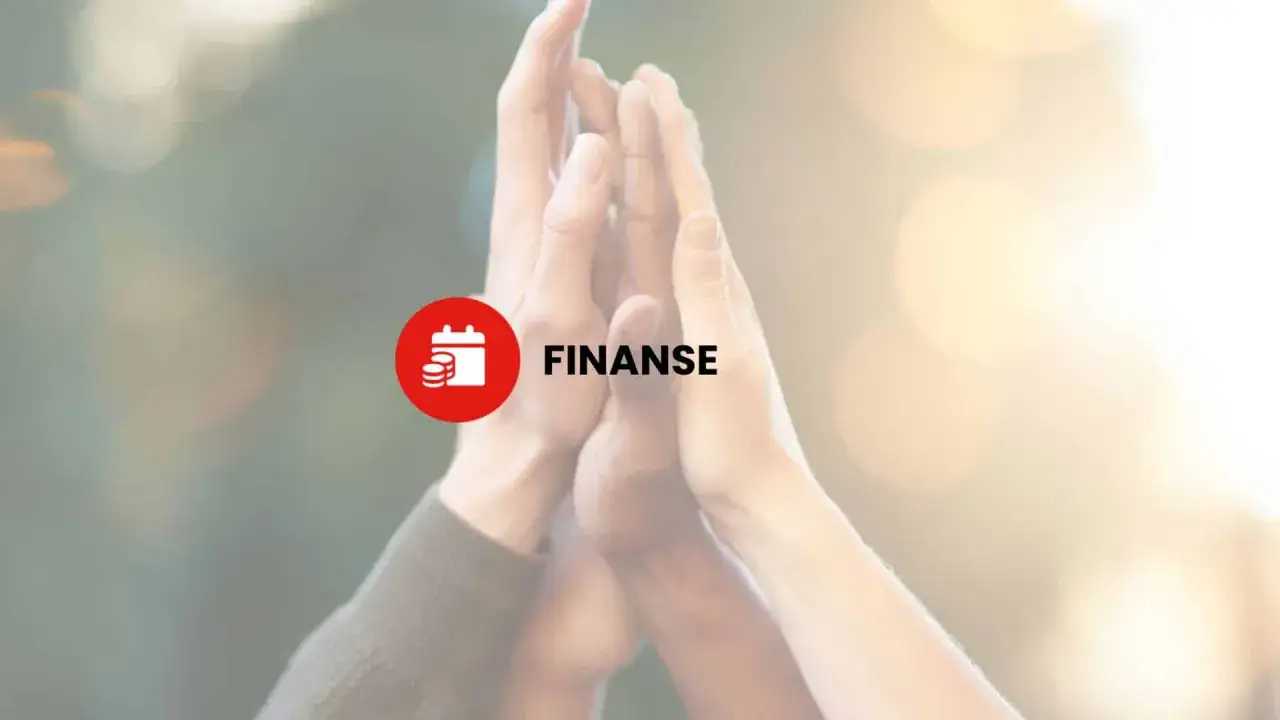 Dłonie w geście jedności, symbolizujące wspólne finanse i solidarność.