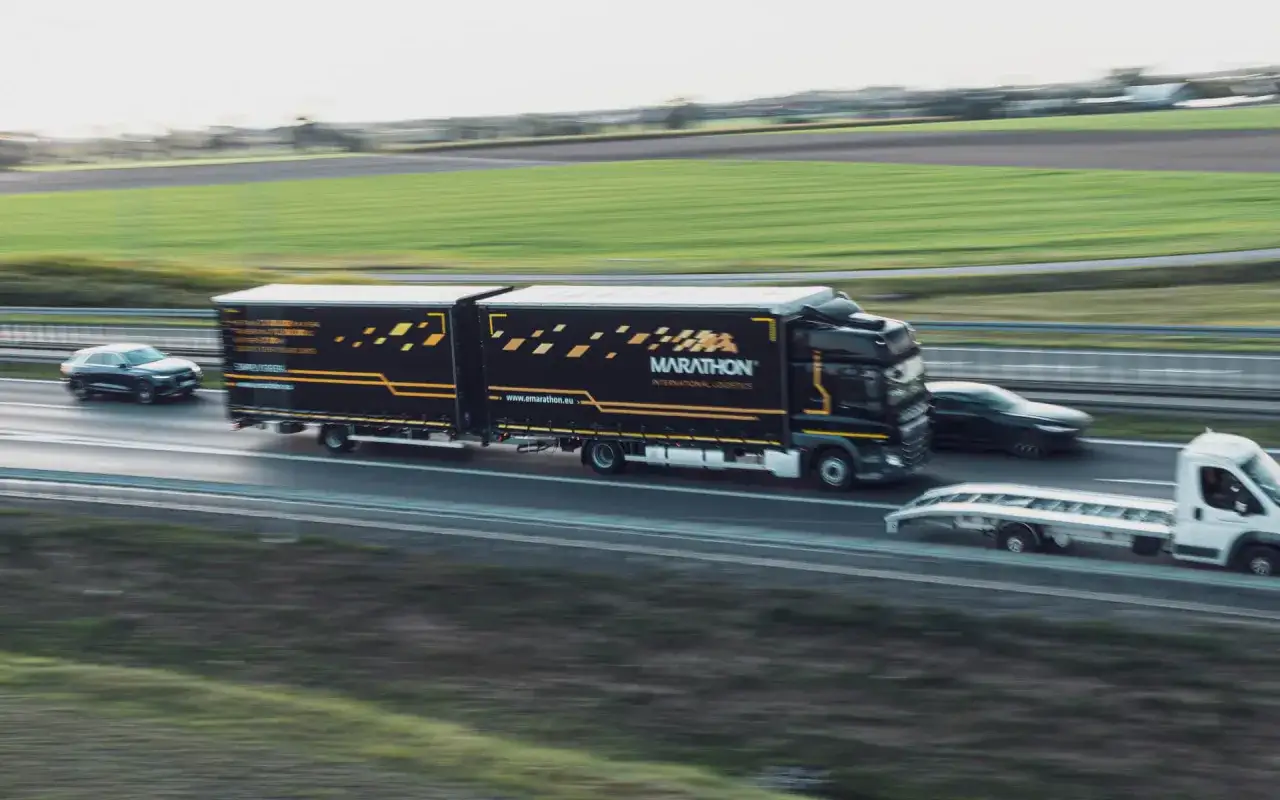 Ciężar&oacute;wka Marathon International Logistics jedzie autostradą. To przykład transportu, kt&oacute;ry może być realizowany w ramach kabotażu, czyli przewozu towar&oacute;w wewnątrz kraju przez zagranicznego przewoźnika.