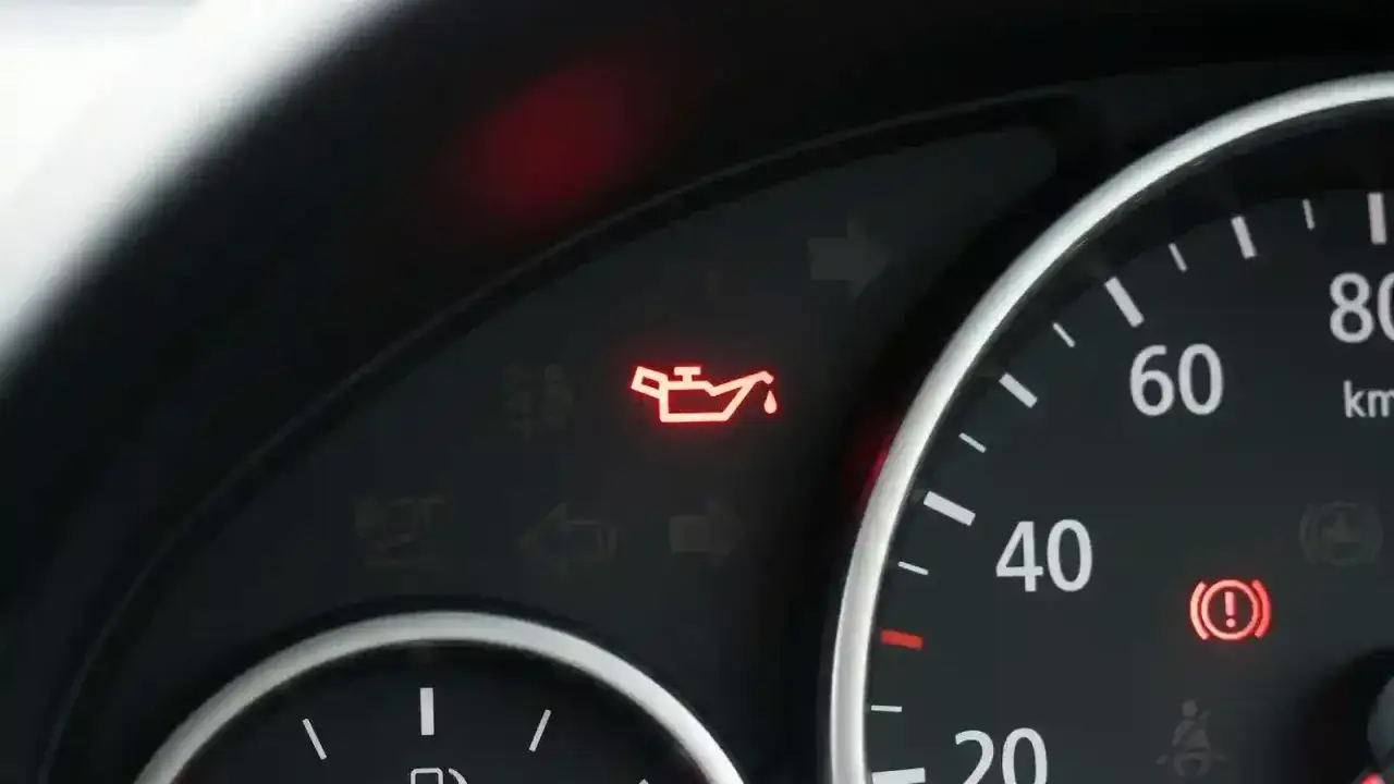 Po wymianie oleju świeci się kontrolka oleju. Na desce rozdzielczej widoczny jest czerwony symbol oliwiarki.