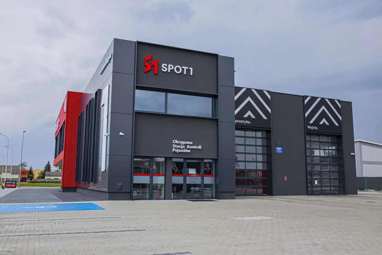 Nowoczesna stacja kontroli pojazd&oacute;w SPOT1, gdzie odbył się pierwszy przegląd w kraju. Obok diagnostyka i myjnia.