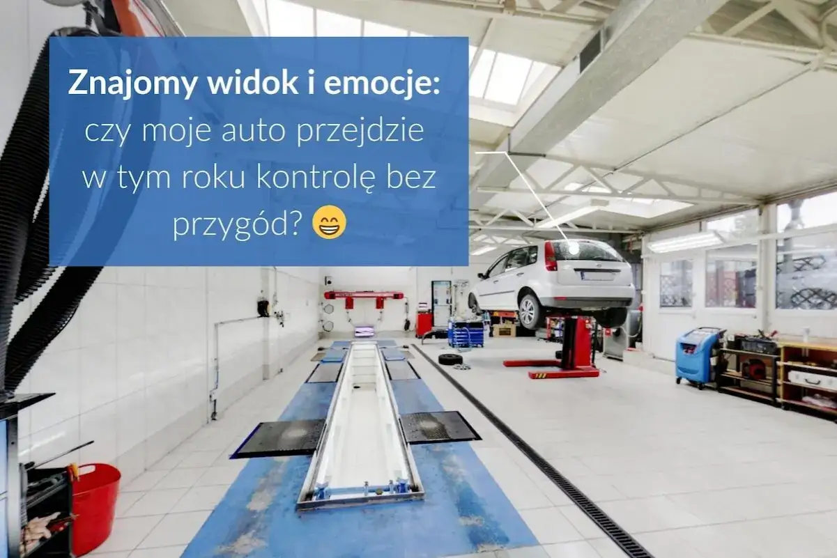 Warsztat samochodowy z podniesionym autem na podnośniku. Czy mój samochód przejdzie przegląd techniczny bez problemów?