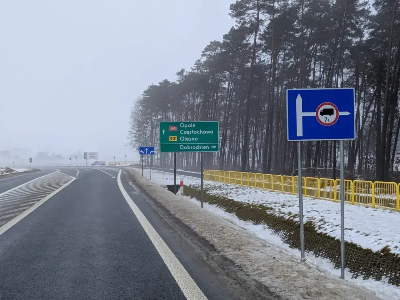 Znak drogowy informuje o zakazach dla ciężar&oacute;wek powyżej 7 ton. Droga prowadzi do Opola, Częstochowy, Olesna i Dobrodzienia.