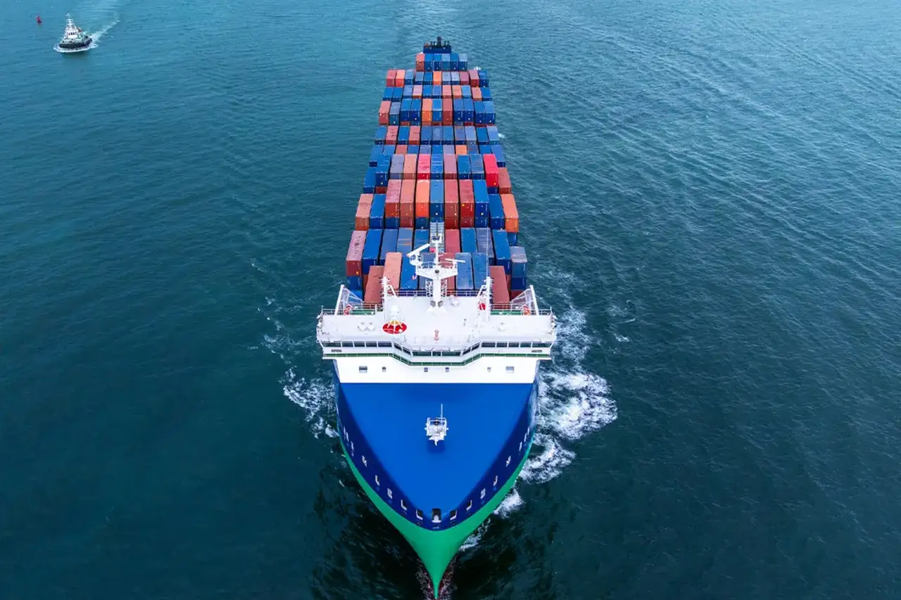 Ogromny statek towarowy, pełen kontenerów, płynie po oceanie. To właśnie fracht, czyli transport morski towarów na skalę światową.