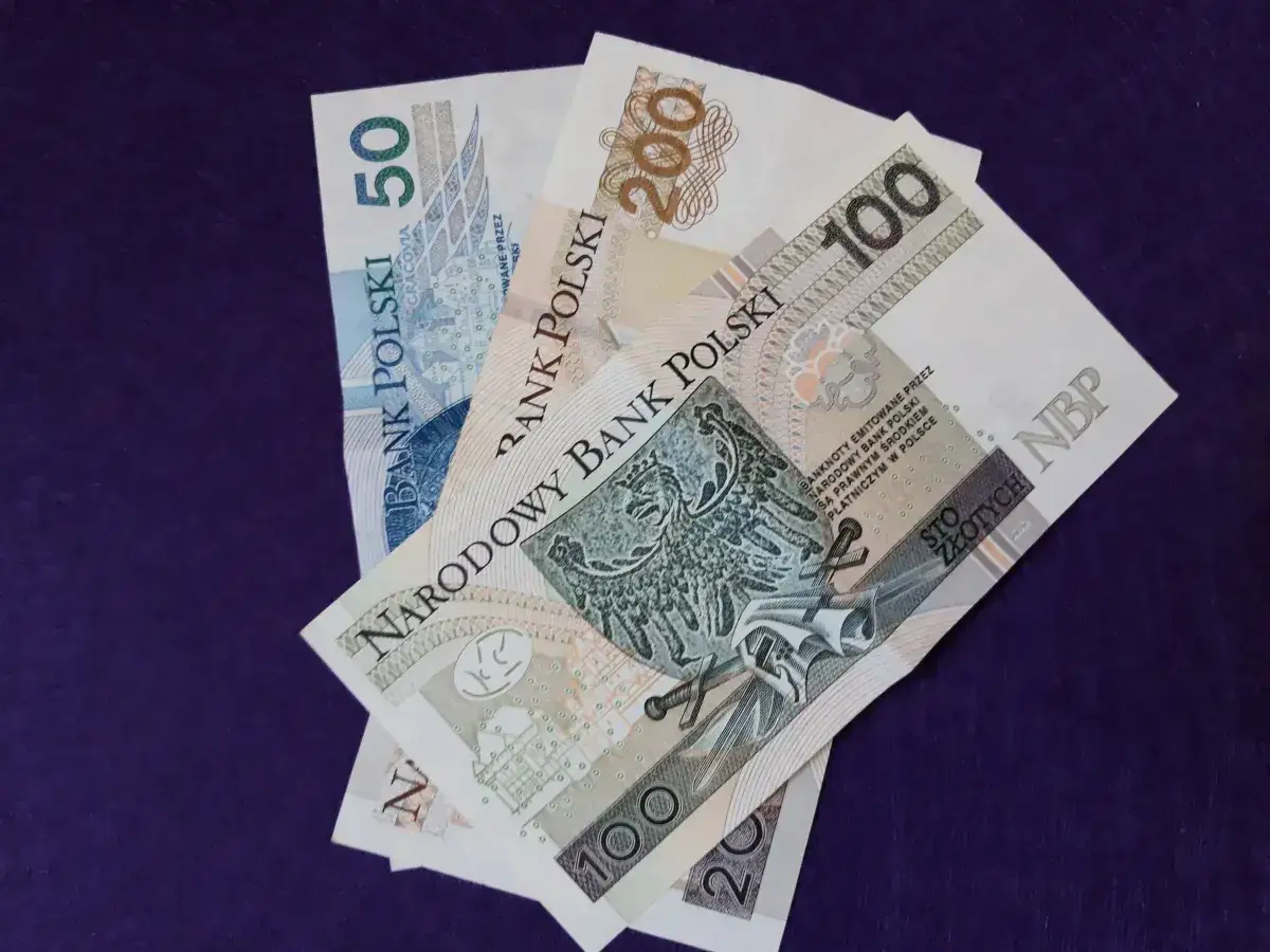 Polskie banknoty: 50, 100, 200 zł. Zastanawiasz się, ile można przelać pieniędzy bez podatku?