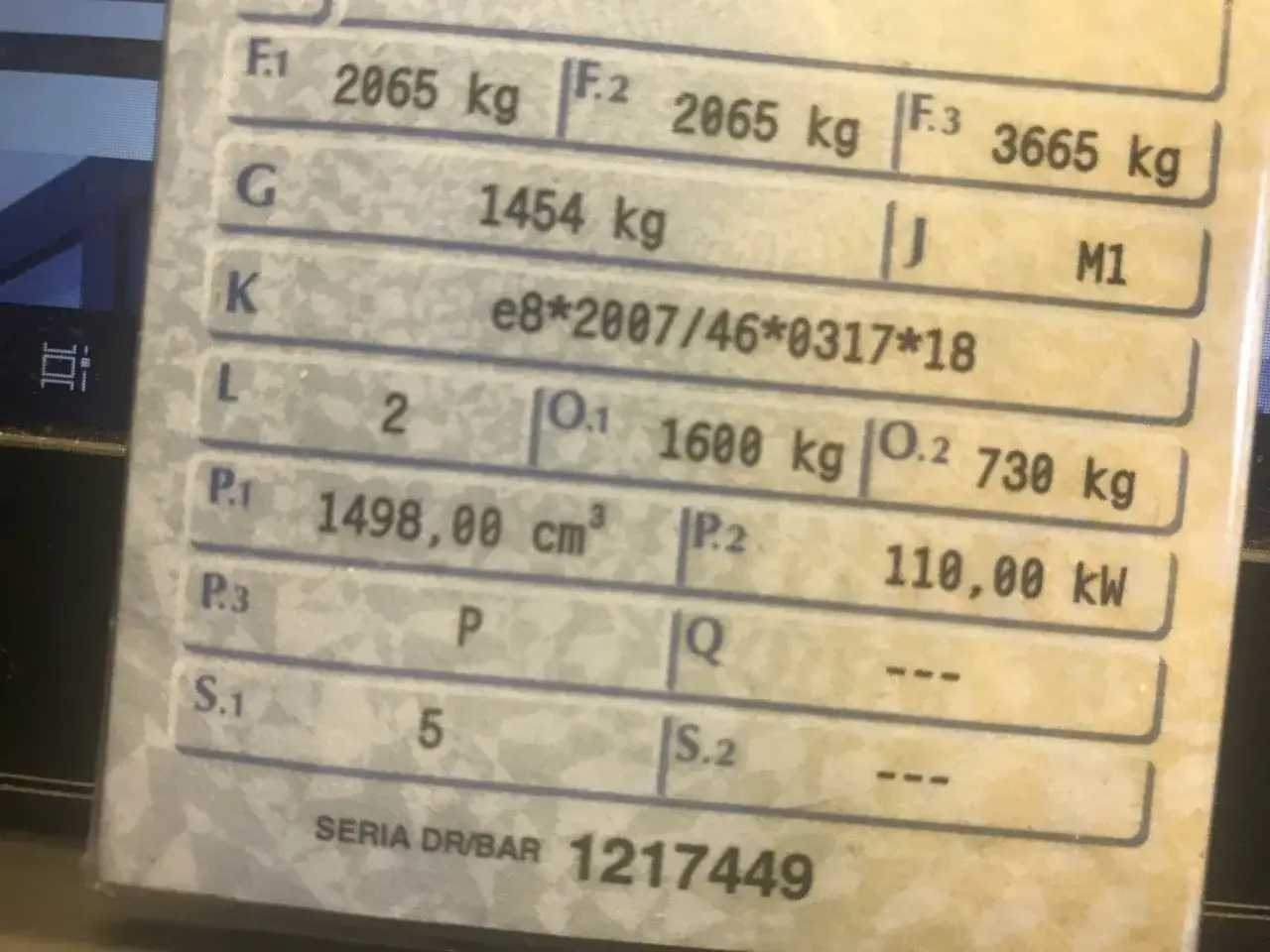 Dane techniczne pojazdu: masa własna 1454 kg, dopuszczalna masa całkowita 3665 kg. Jak obliczyć ładowność pojazdu? Odejmiesz masę własną od masy całkowitej.