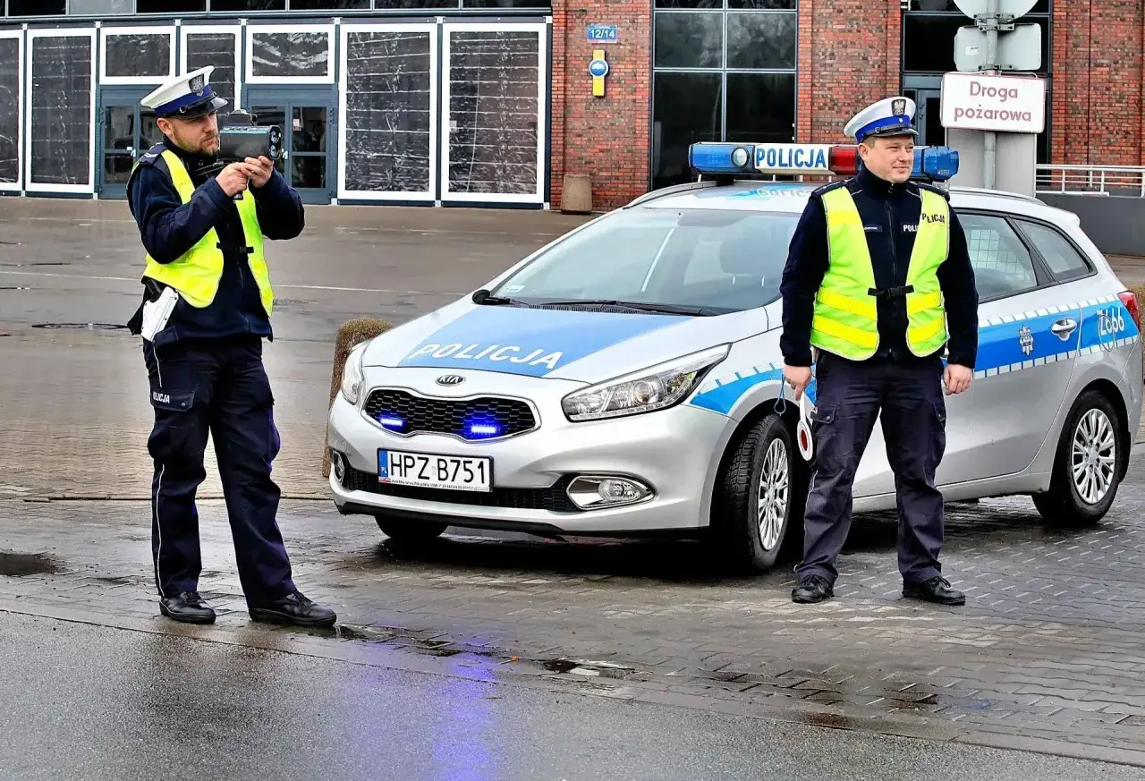 Policjanci z radarem i radiowozem pilnują porządku. Uważaj na prędkość, bo grozi ci więzienie za przekroczenie prędkości!