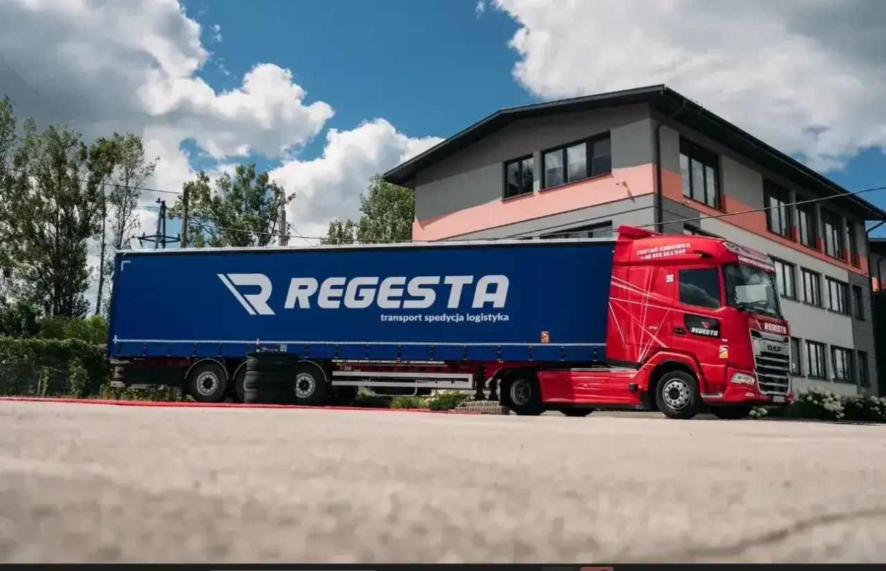 Czerwona ciężarówka z naczepą Regesta, gotowa do transportu. Konwencja ATP w praktyce.